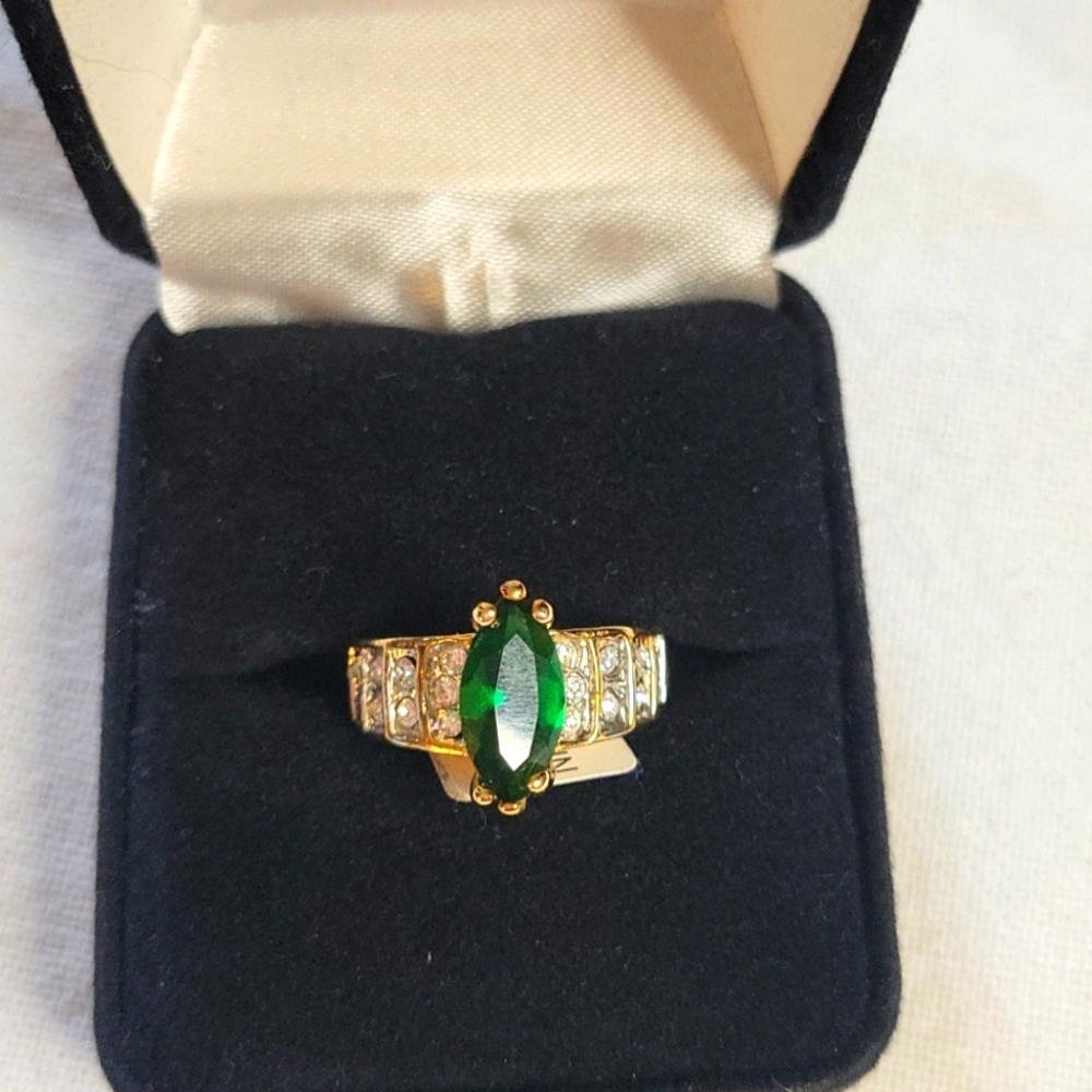 NWT 18KGE LAB CREATED EMERALD WITH  18 STONES , WOMENS SIZE 4